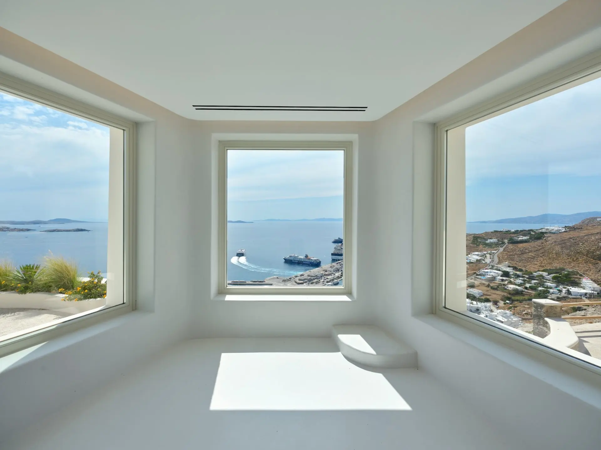 Above – House in Mykonos