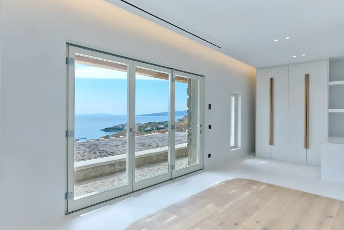 Above – House in Mykonos