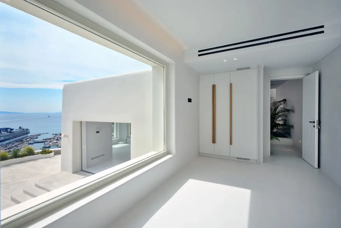 Above – House in Mykonos