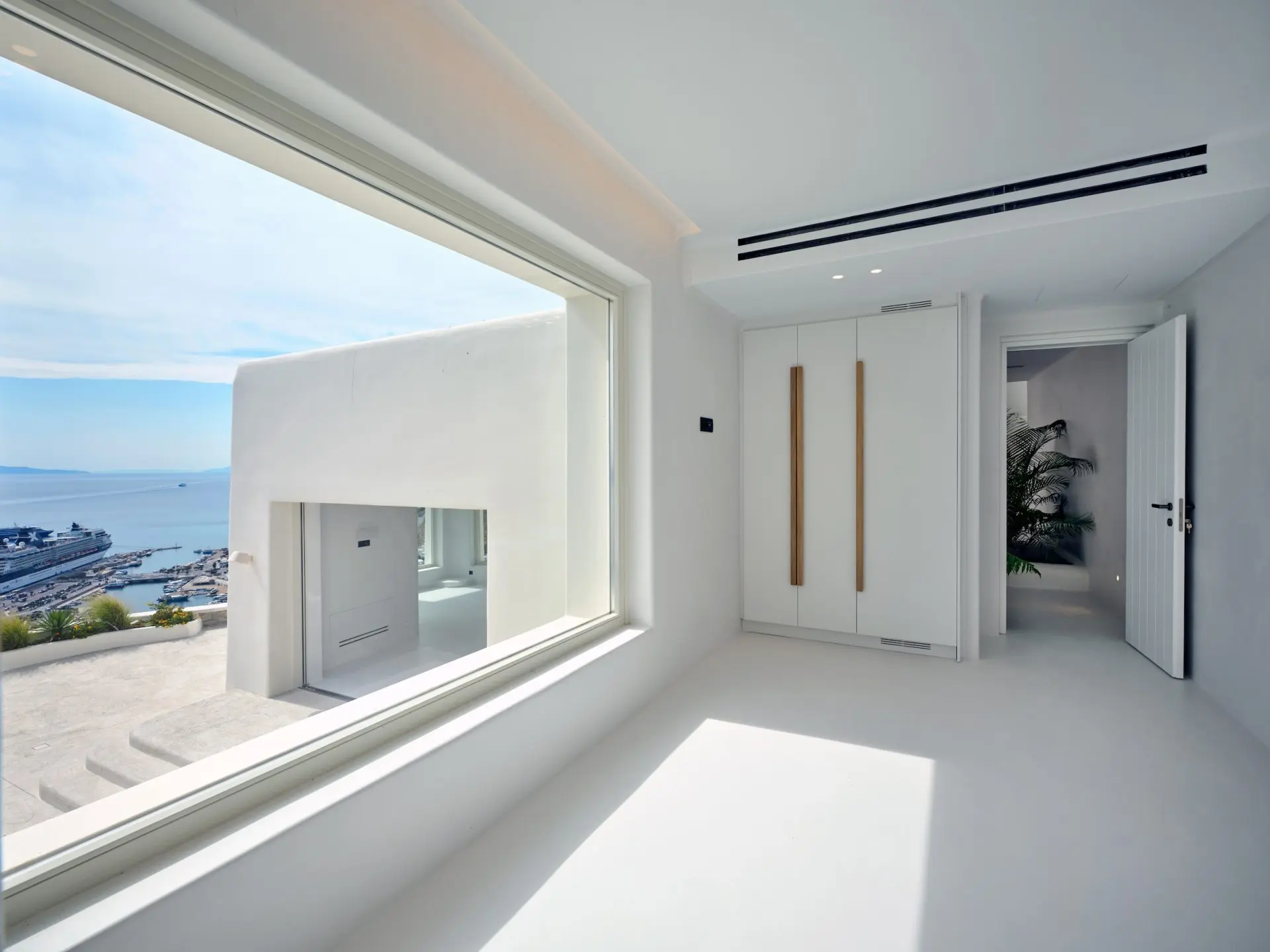 Above – House in Mykonos