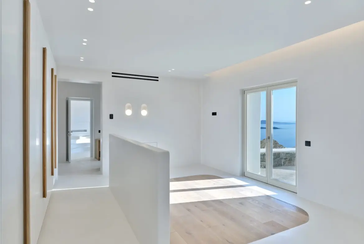 Above – House in Mykonos