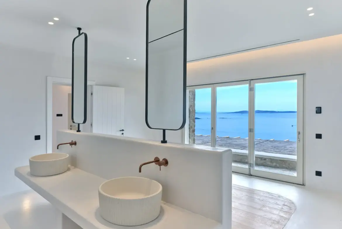 Above – House in Mykonos