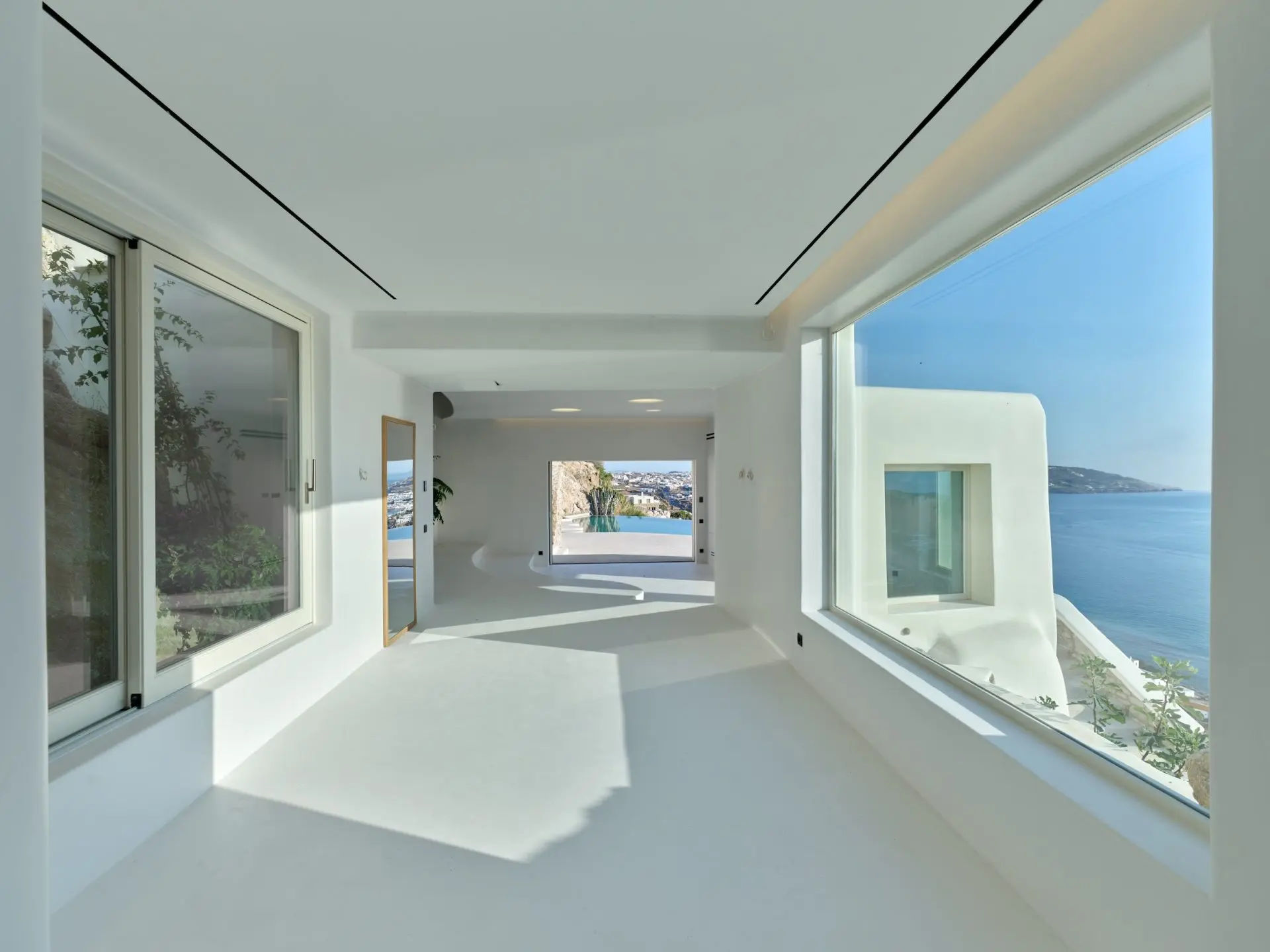 Above – House in Mykonos