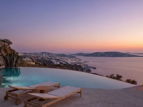 Above – House in Mykonos