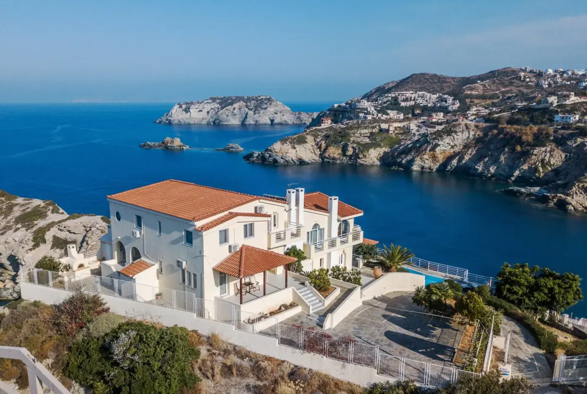 Akron – House with guest house in Heraklion