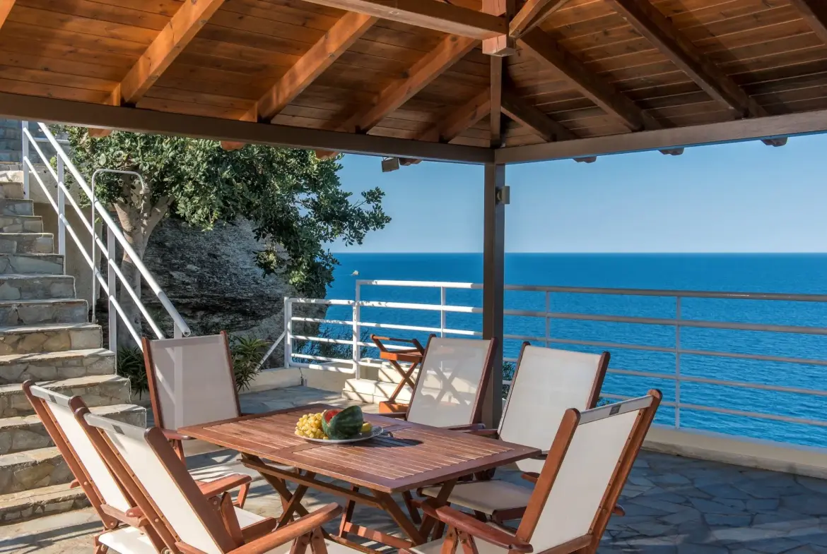 Akron – House with guest house in Heraklion