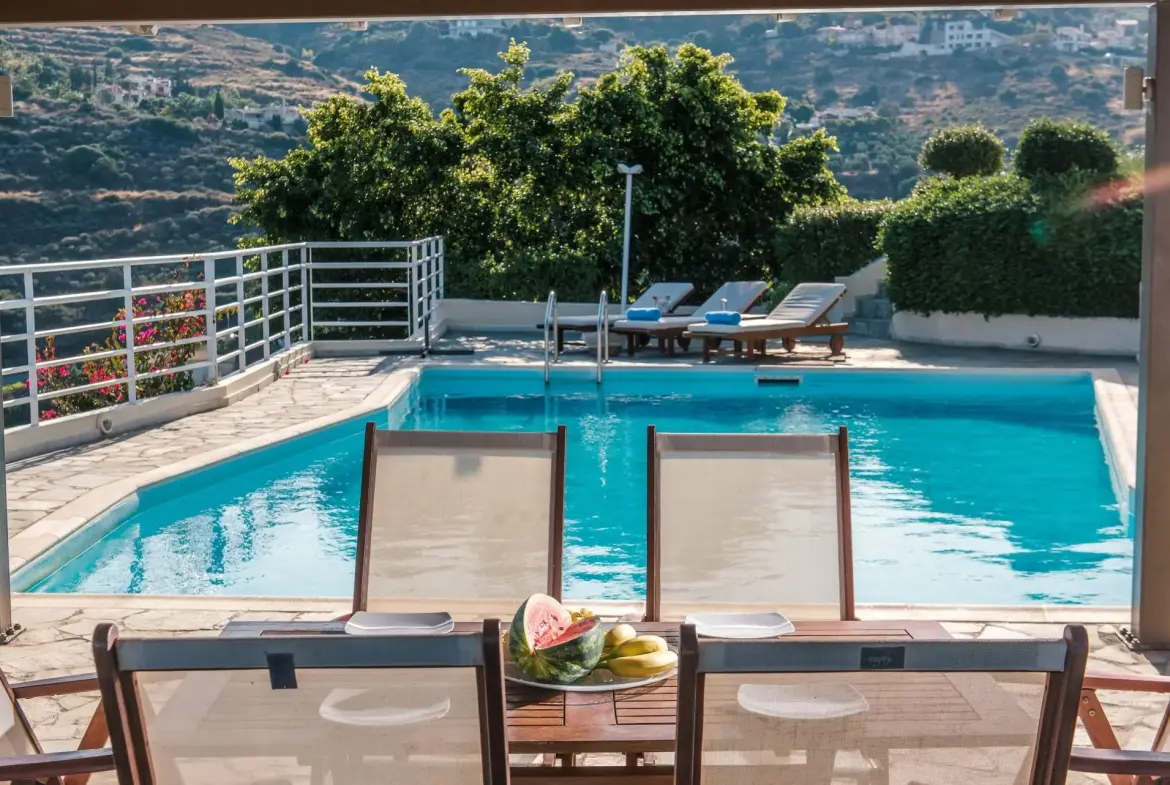 Akron – House with guest house in Heraklion
