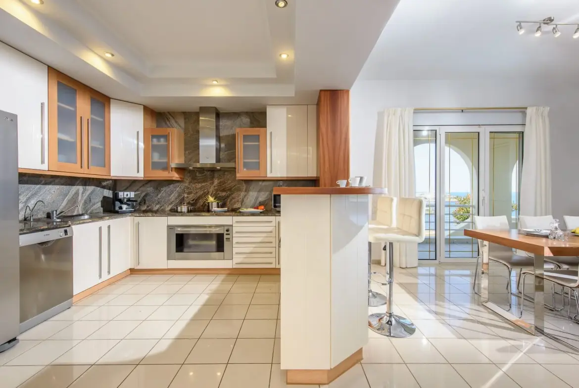 Akron – House with guest house in Heraklion