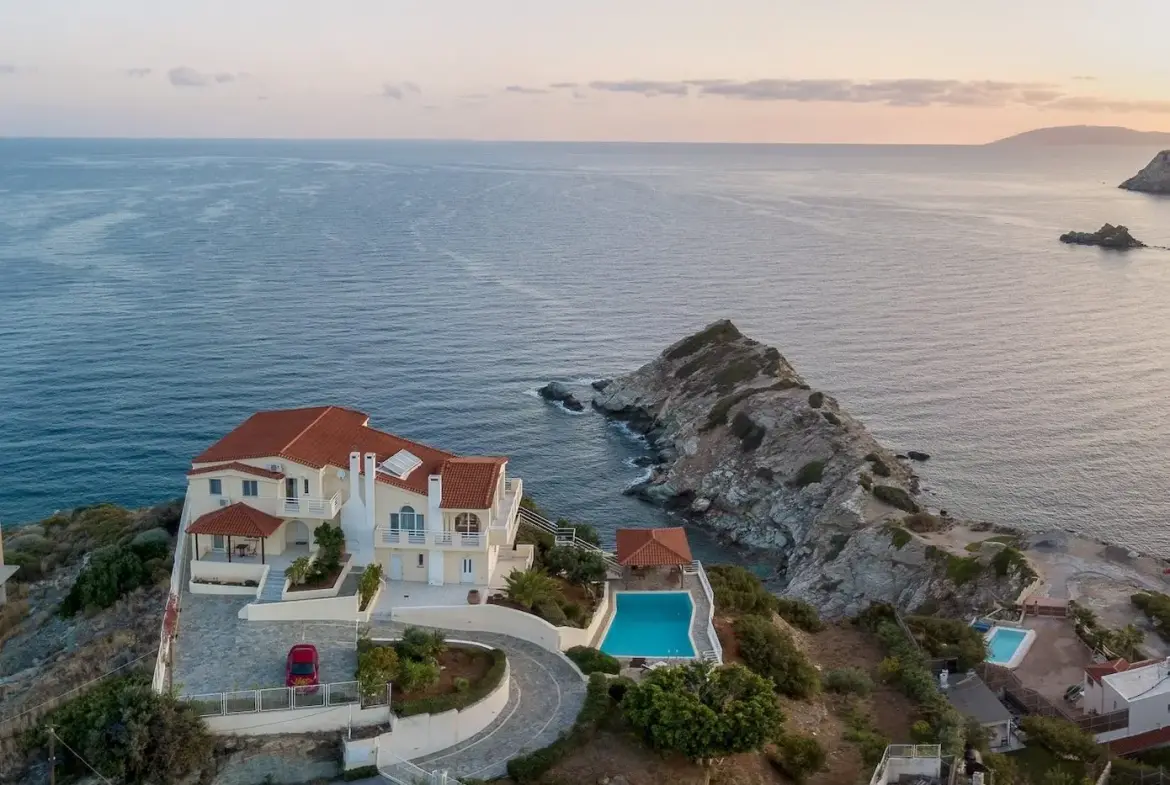 Akron – House with guest house in Heraklion