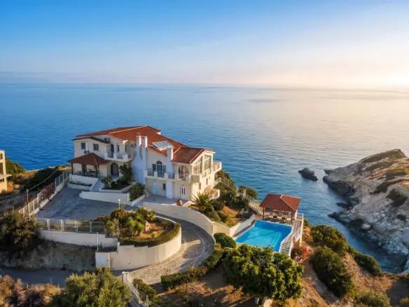 Akron – House with guest house in Heraklion