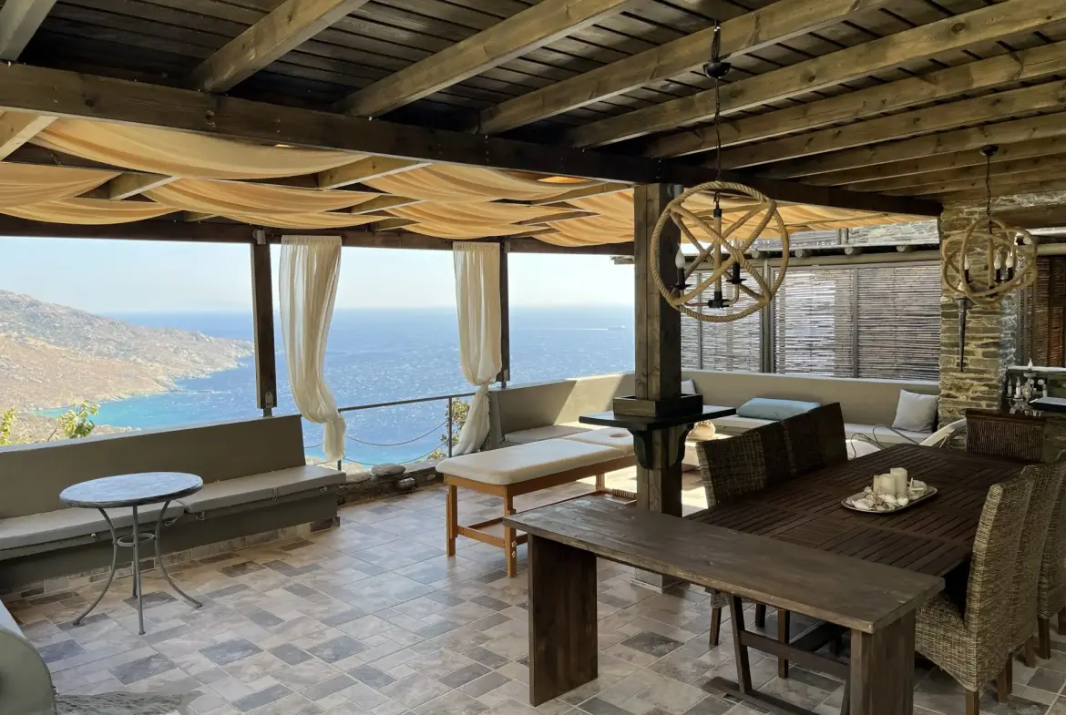 Castello – House with guest house in Andros