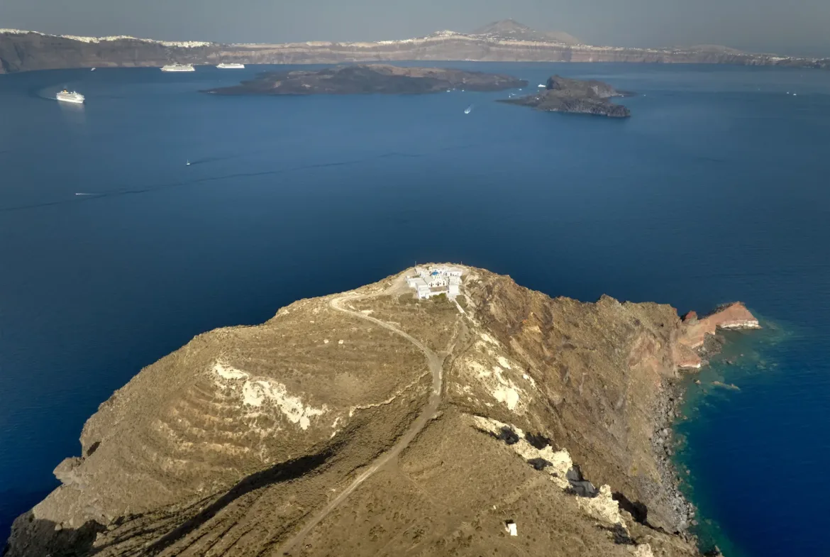 Helios Heights – Land in Santorini