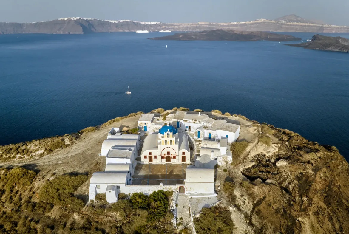 Helios Heights – Land in Santorini