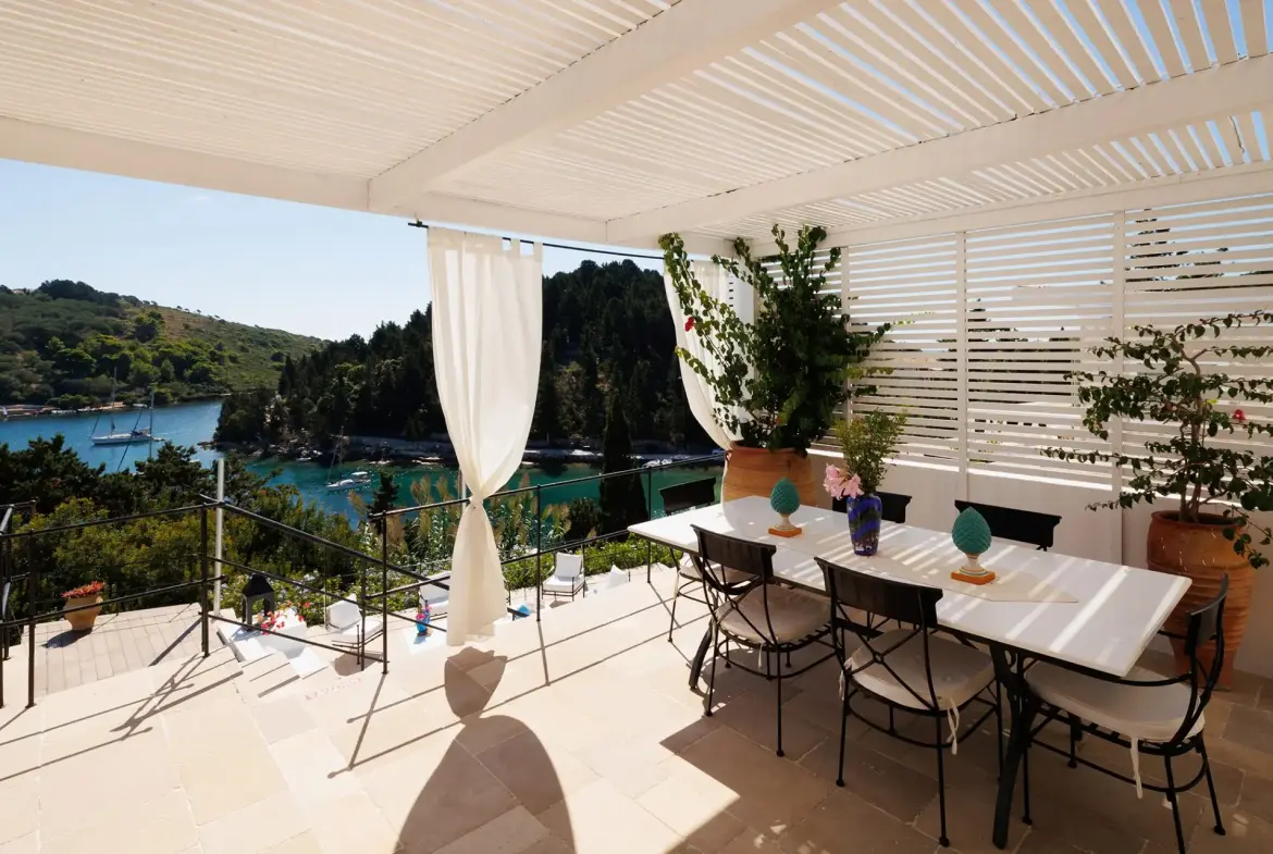 Marina – House with guest house in Paxos