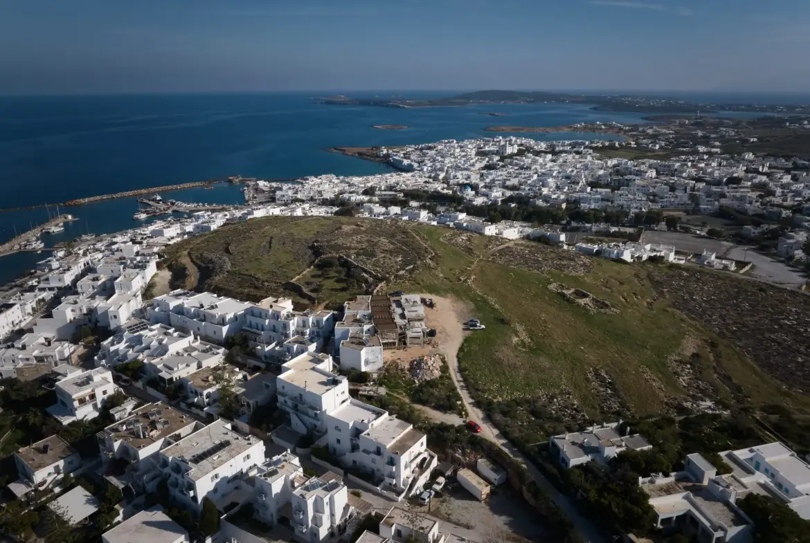 Nova – Land in Paros