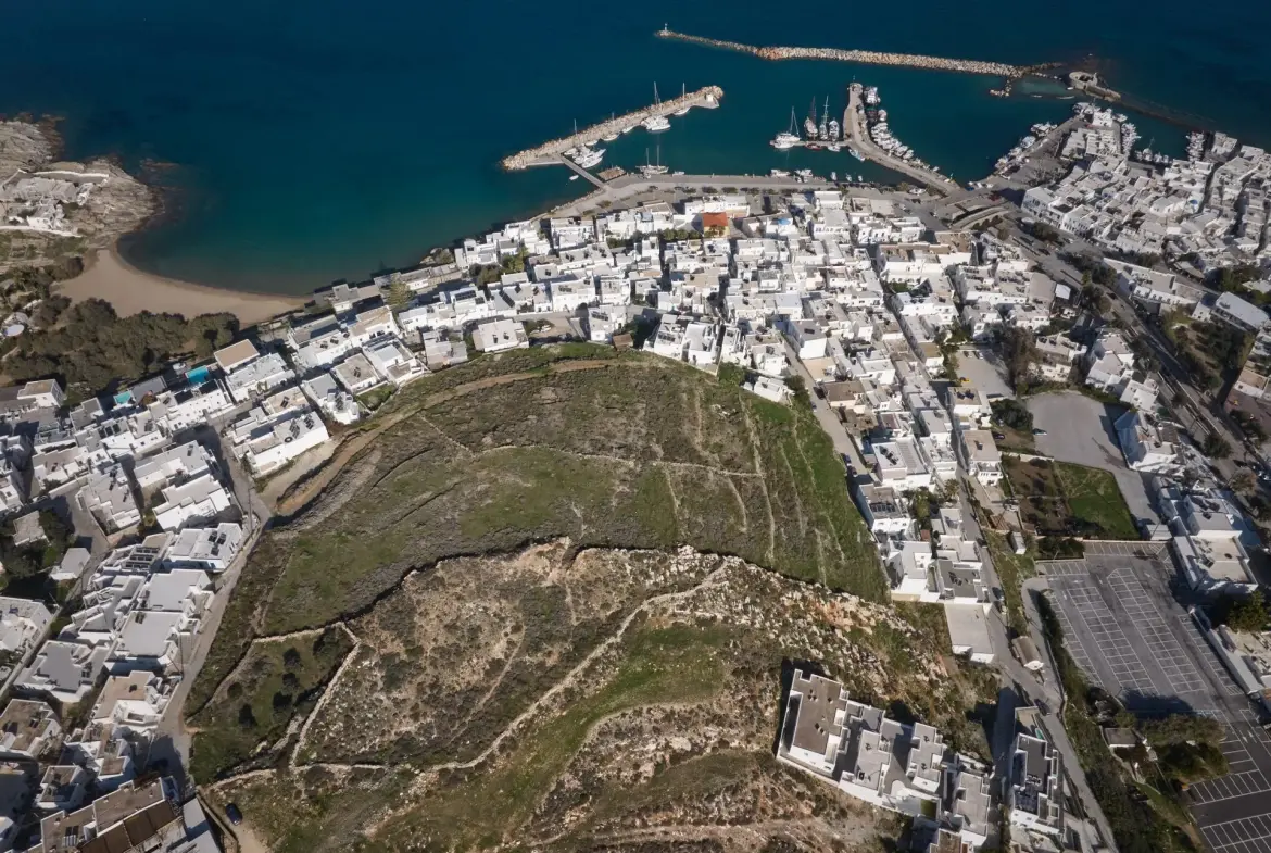 Nova – Land in Paros