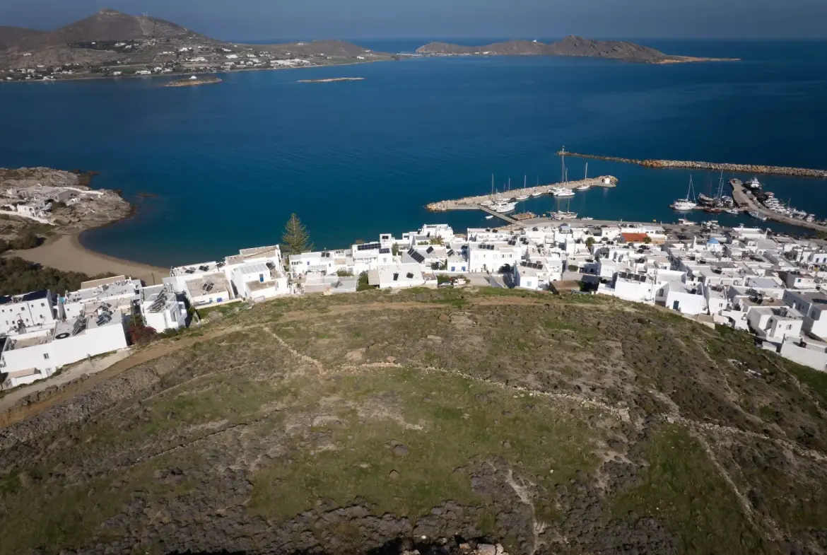 Nova – Land in Paros