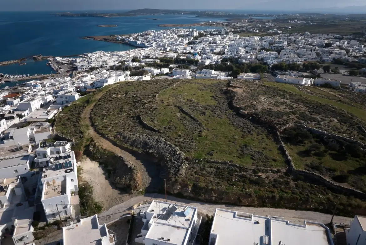 Nova – Land in Paros