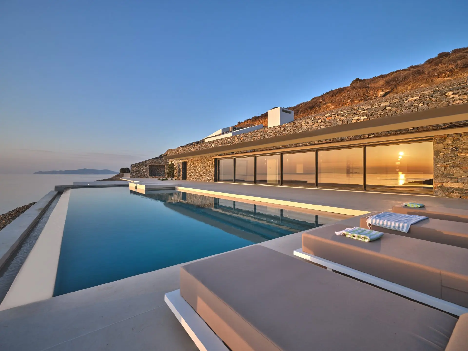 sothebys-greece-stemma-2024-12-20_12-00-54_692736 Stemma – House in Syros