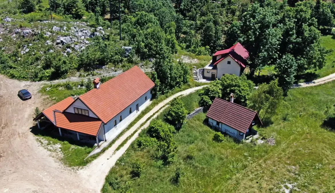 Vipava Valley – Vipava Valley Estate with spectacular views towards the mountains and the Adratic sea