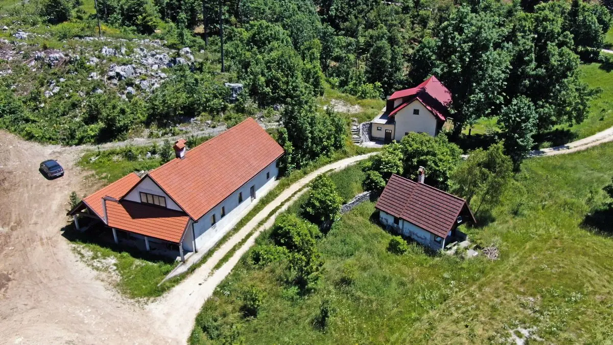 Vipava Valley – Vipava Valley Estate with spectacular views towards the mountains and the Adratic sea